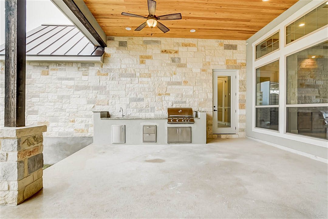 Contemporary farmhouse with 5 bedrooms, 4.5 baths in Tapatio Springs