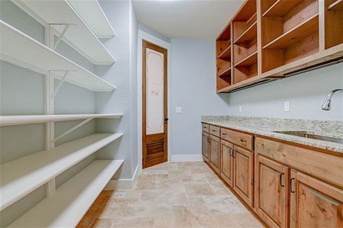 Contemporary farmhouse with 5 bedrooms, 4.5 baths in Tapatio Springs